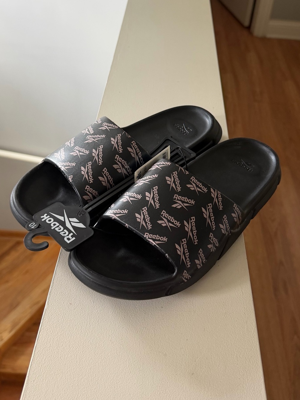 Brand new”Reebok-Unisex”slippers.Size-W-10,M-9.Color-black/cream.🖤
